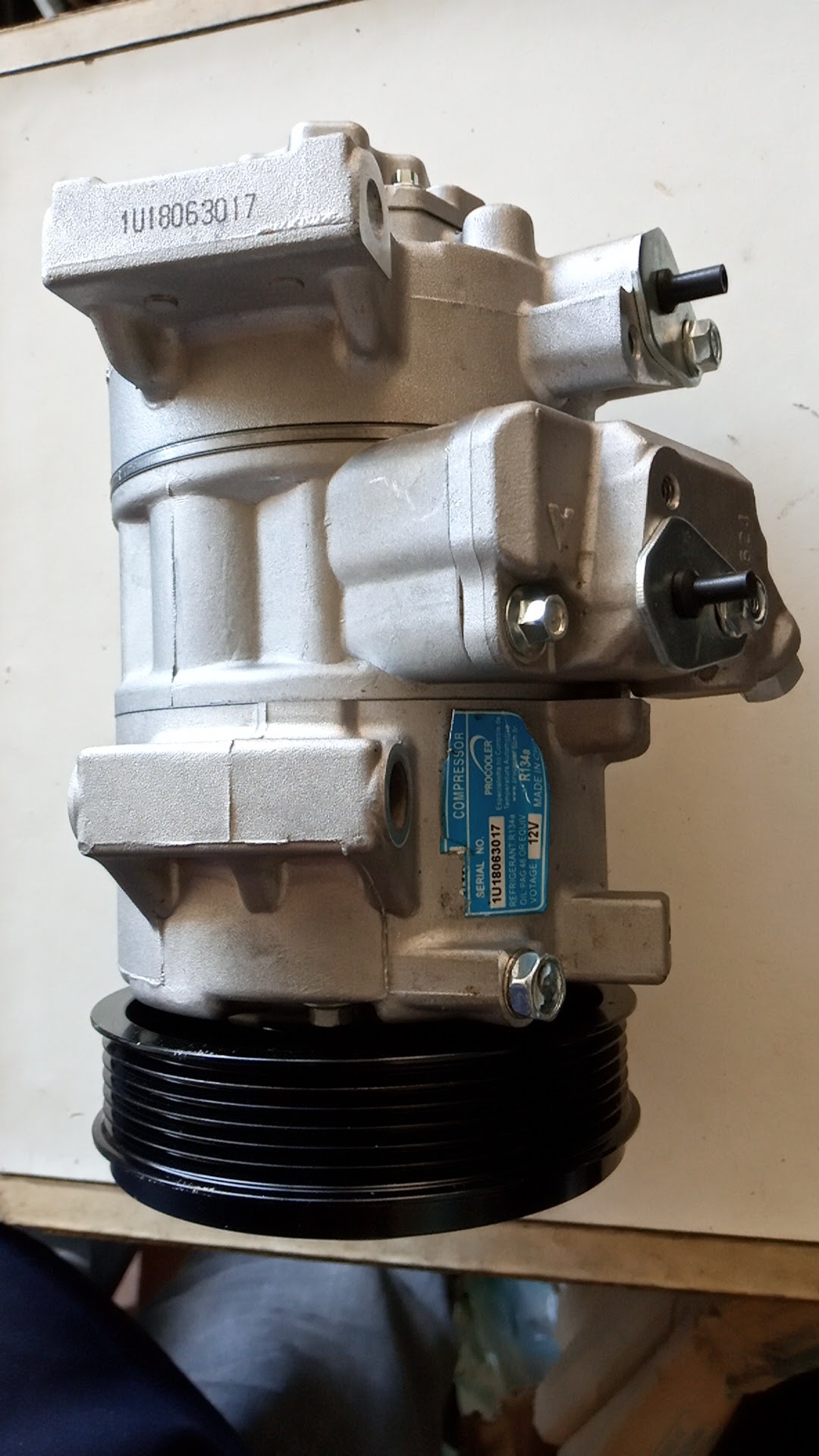 Compressor de ar-condicionado sobre a bancada